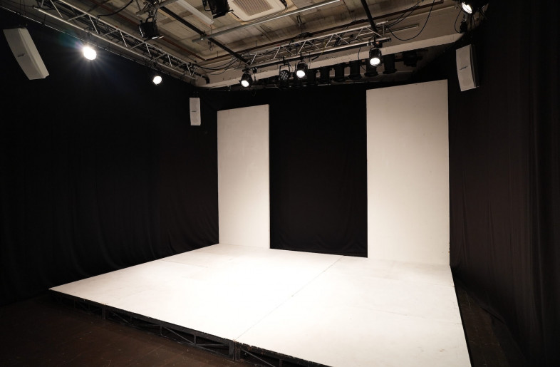 with blackout curtains and troops 2　The first floor can be used not only as a theater, but also as a place of exchange for the community, where various art works can be exhibited, as a meeting space, as an event venue, and as a place for all kinds of creative activities. - 1F Performance Theater